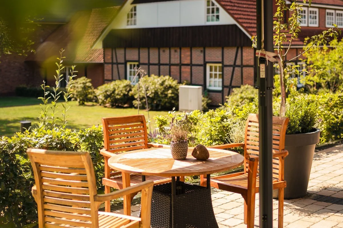 Sonnenterrasse von Gut Altona vor dem Fachwerkhaus