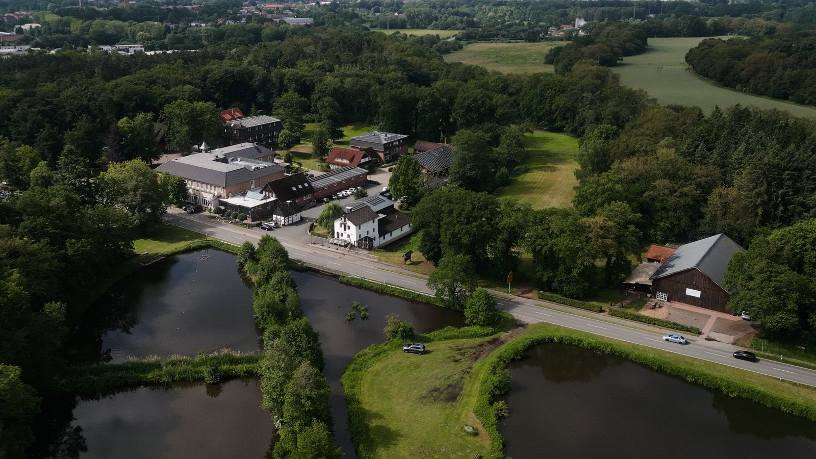 Luftaufnahme von Gut Altona in Dötlingen mit Gutsgebäuden, Mühlenteichen und umliegendem Wald