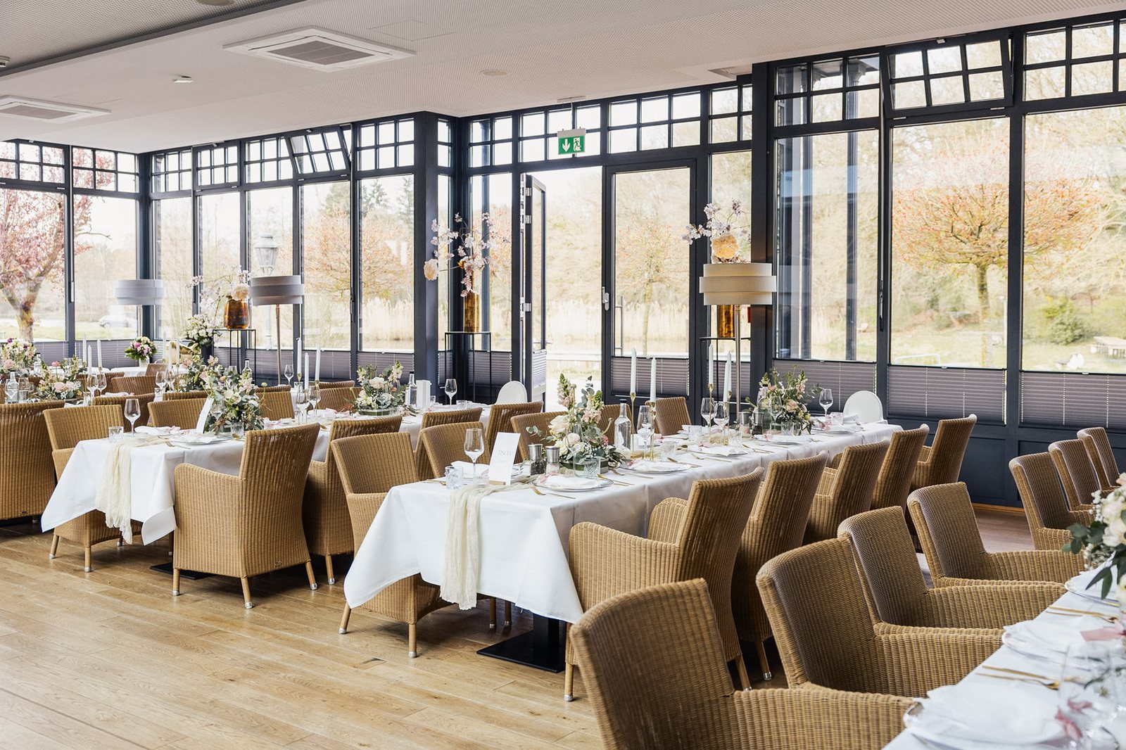 Wintergarten von Gut Altona mit festlich gedeckten Hochzeitstafeln