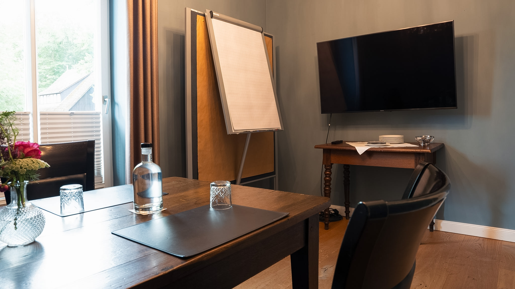 Tagungsraum Kontor auf Gut Altona - kleiner Raum mit Flipchart und Bildschirm